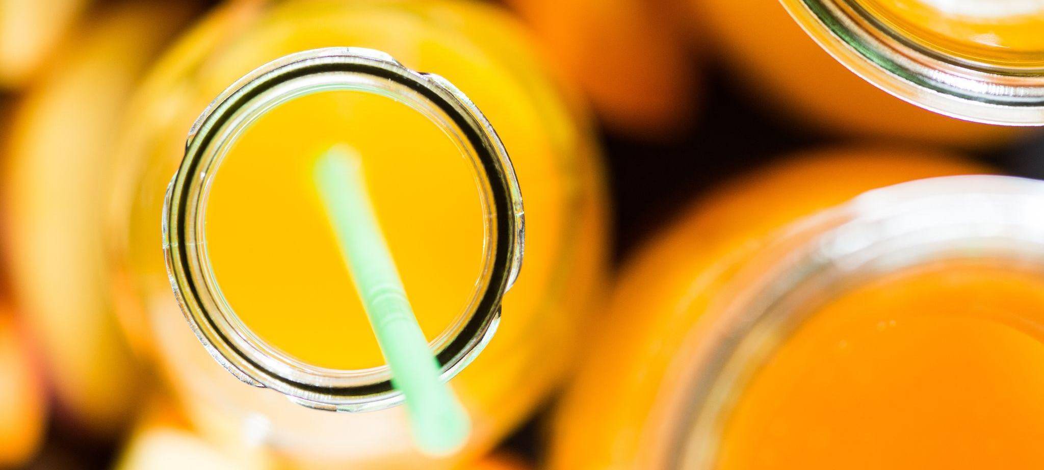 Ein Fruchtsaft in einer Glasflasche mit einem Strohhalm