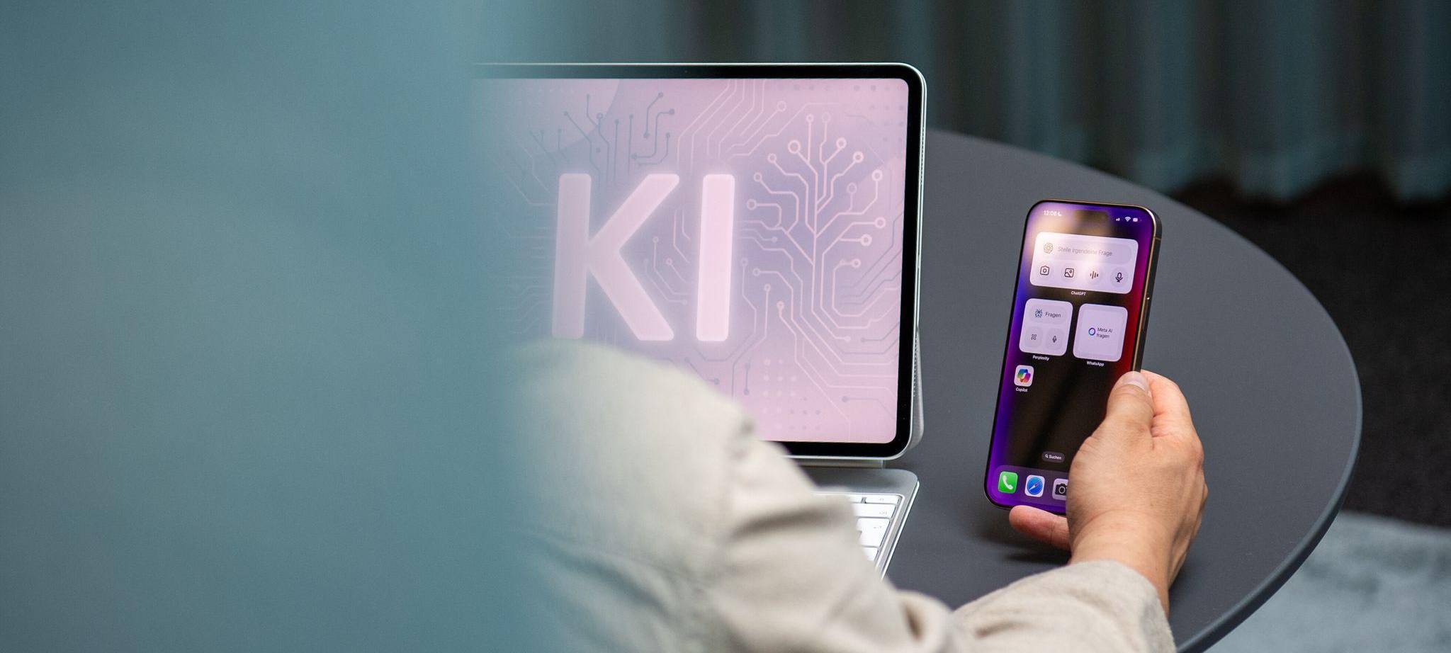 Ein Mann nutzt einen KI-Assistenten auf einem iPad und iPhone