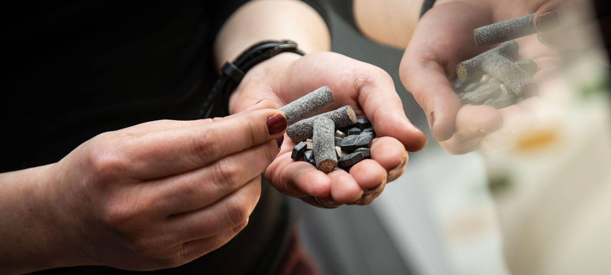 Lakritzstangen in einer Hand