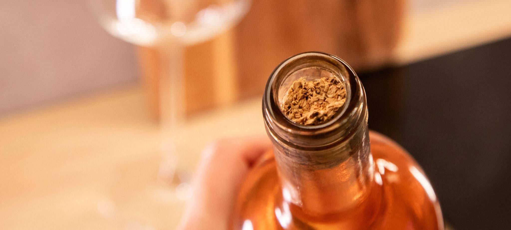 Abgebrochener Korken steckt in einer Weinflasche