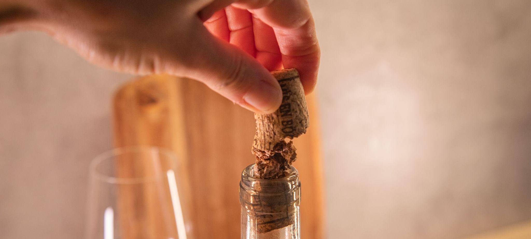 Korken wird aus einer Weinflasche gezogen