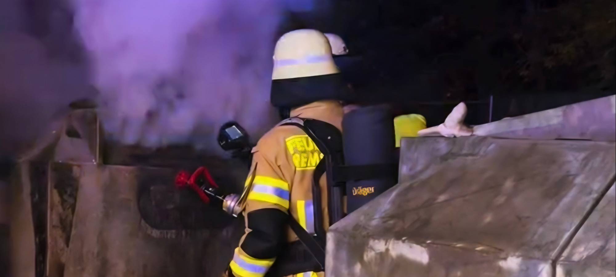 Silvesternacht: Brennende Autos und Müllcontainer