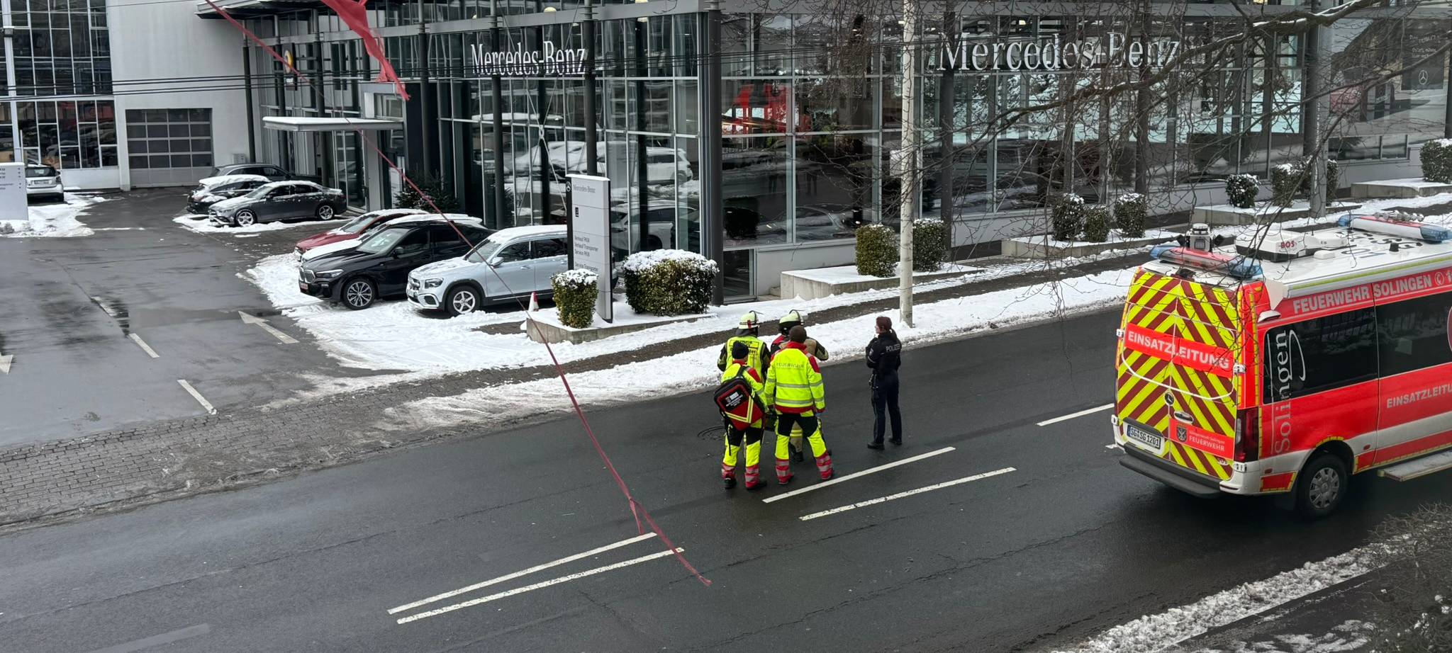 Solingen: Mann flüchtet auf Autohaus-Dach