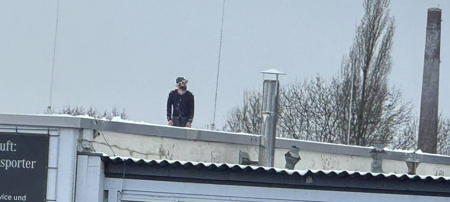 Solingen: Mann flüchtet auf Autohaus-Dach