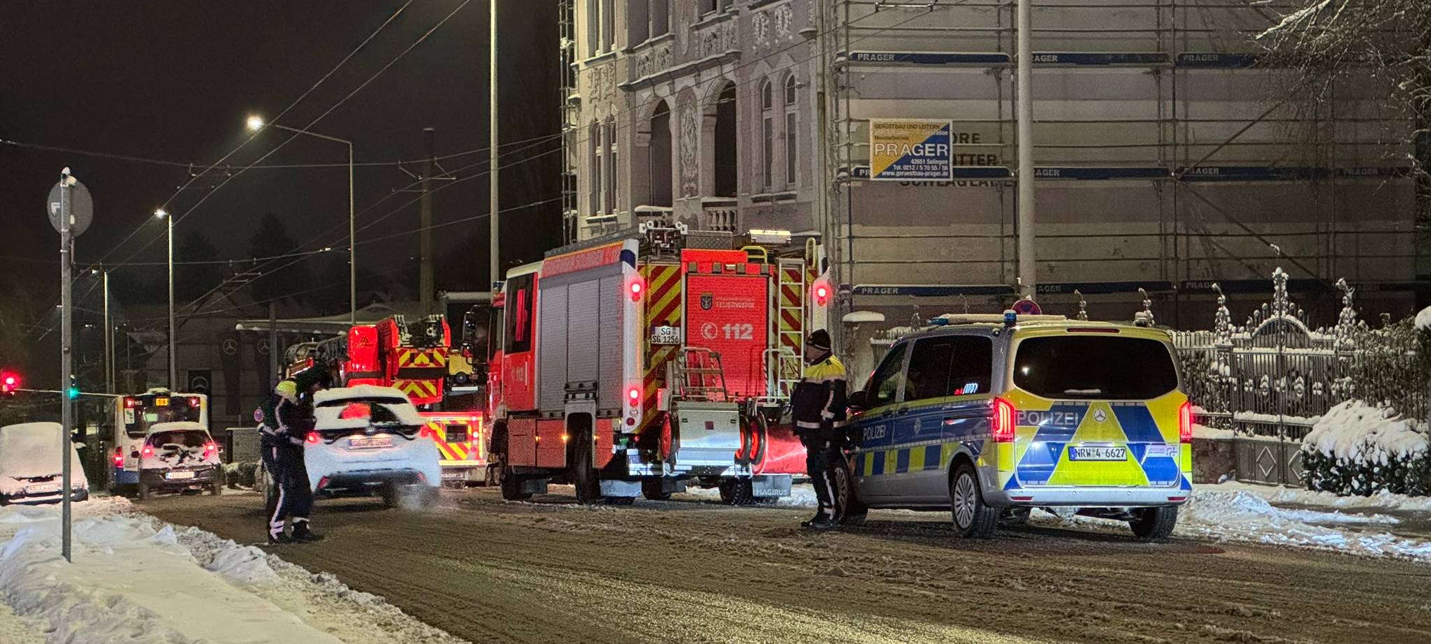 Solingen: Mann flüchtet auf Autohaus-Dach