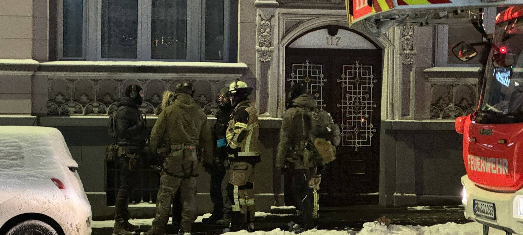 Solingen: Mann flüchtet auf Autohaus-Dach