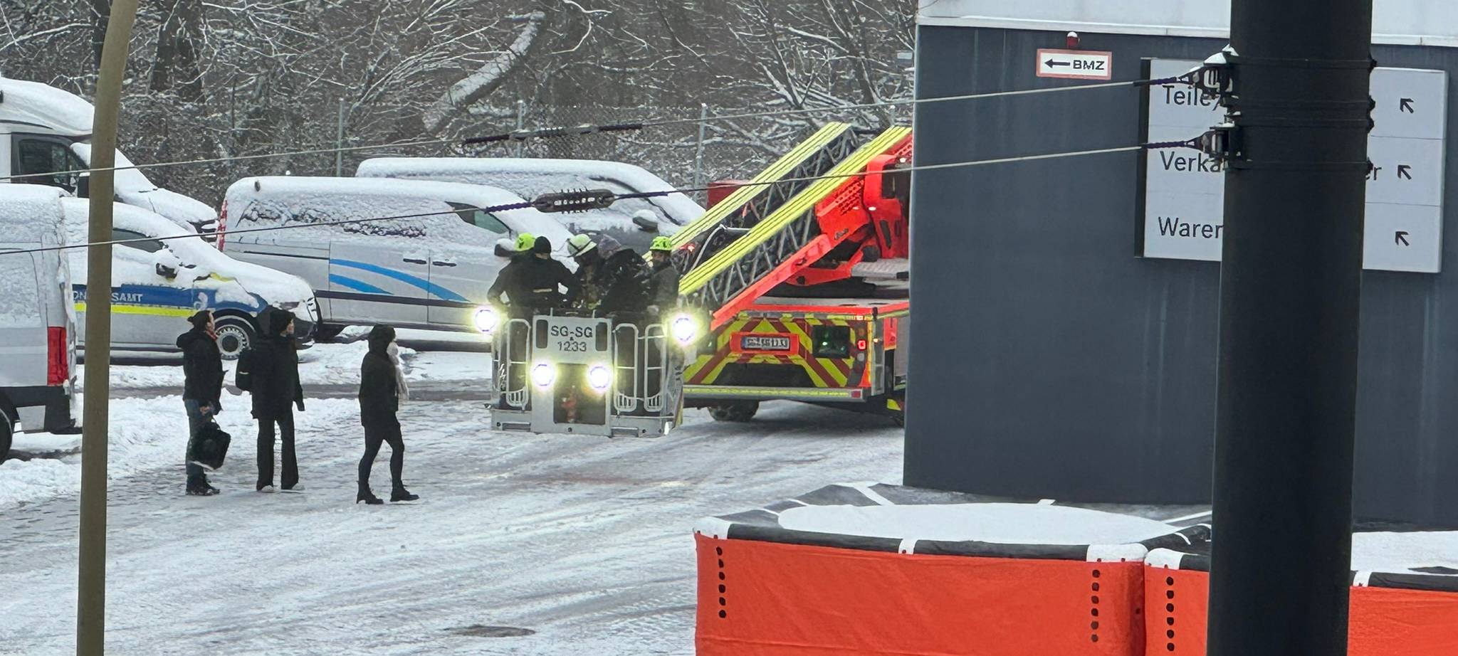 Solingen: Mann nach über 20 Stunden vom Autohaus-Dach geholt