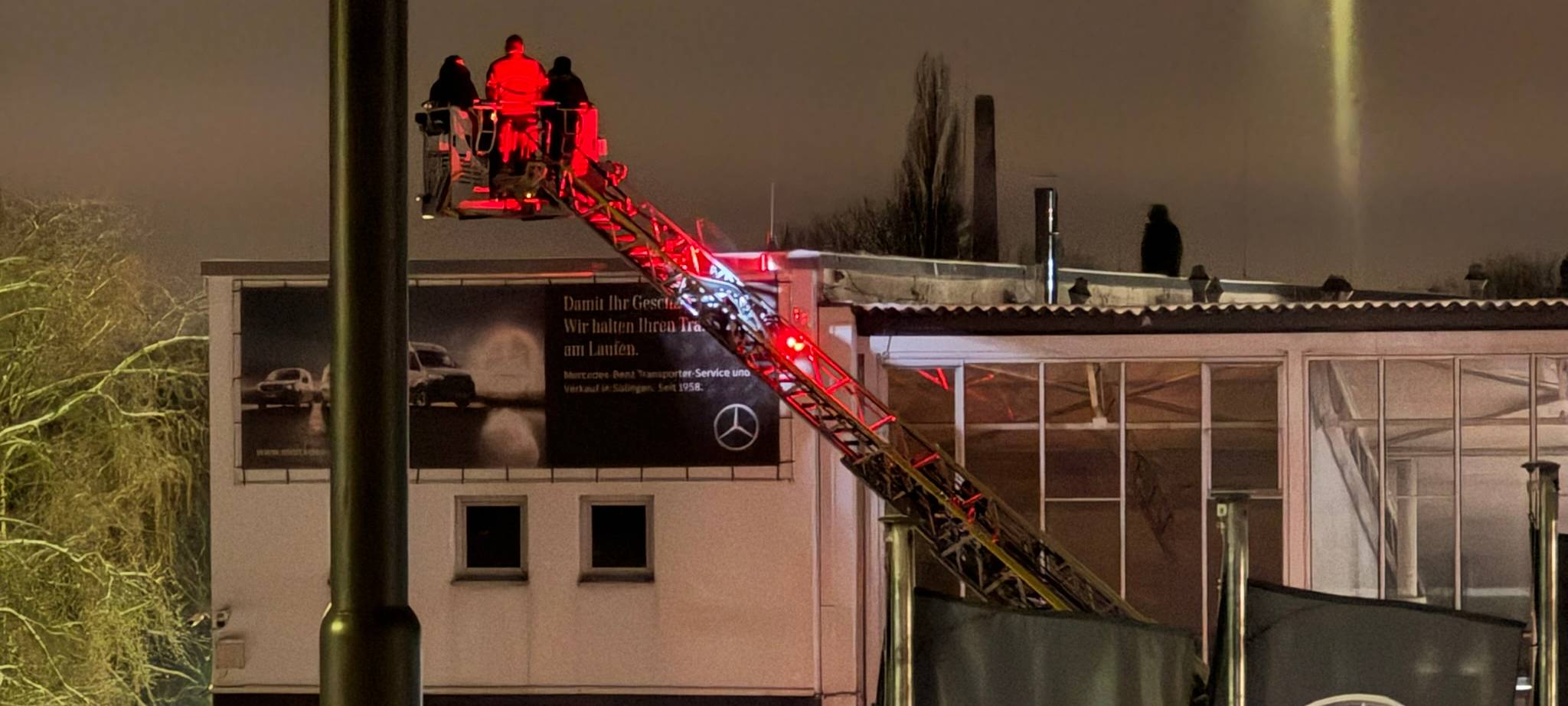 Solingen: Mann flüchtet auf Autohaus-Dach