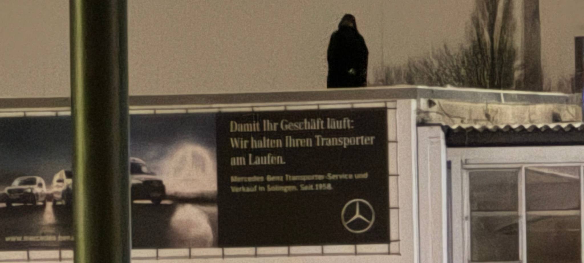 Solingen: Mann flüchtet auf Autohaus-Dach