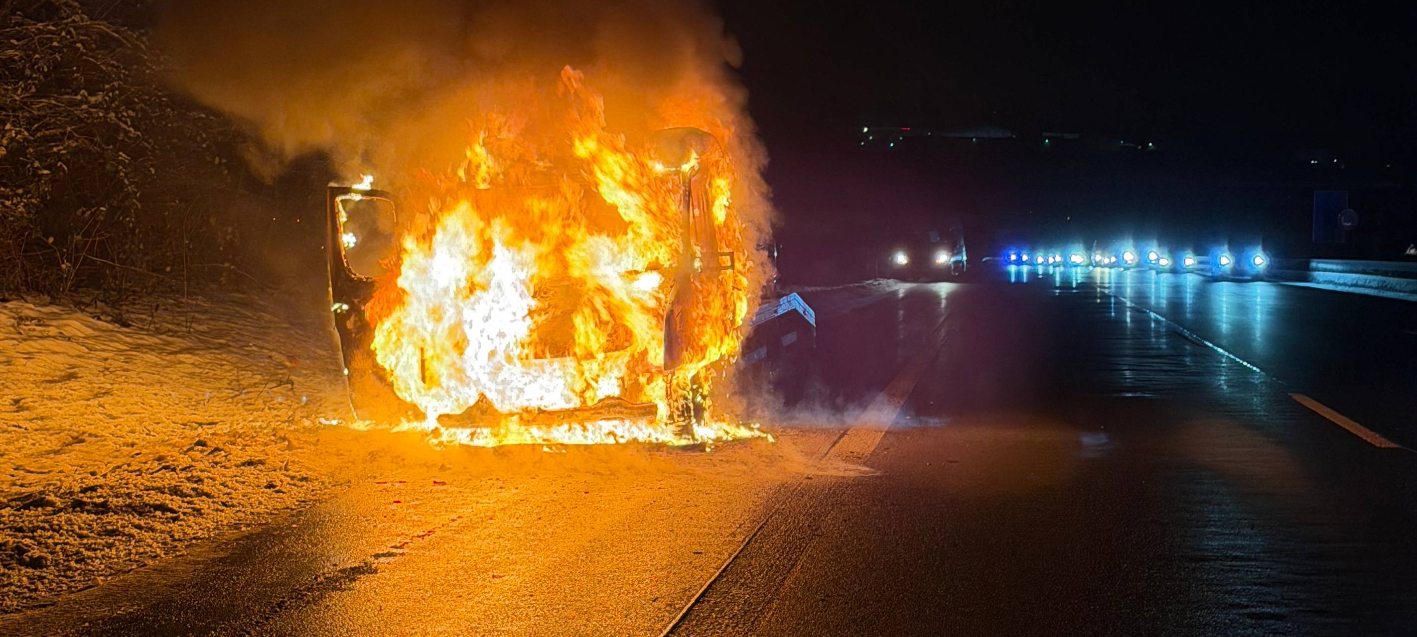 Autotransporter brennt auf A1 bei Remscheid