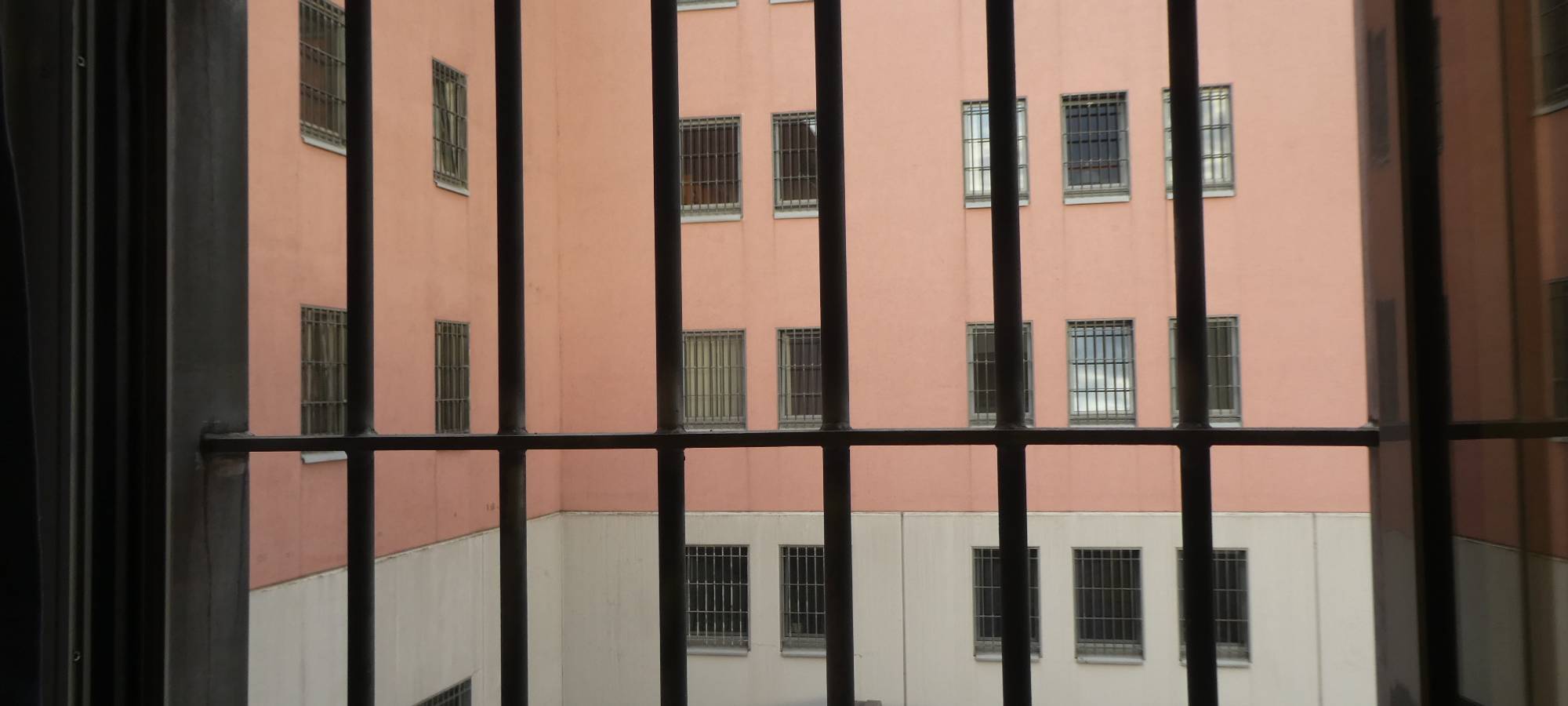 Knast live: Haarrest - Macht Gefängnis schneller grau?