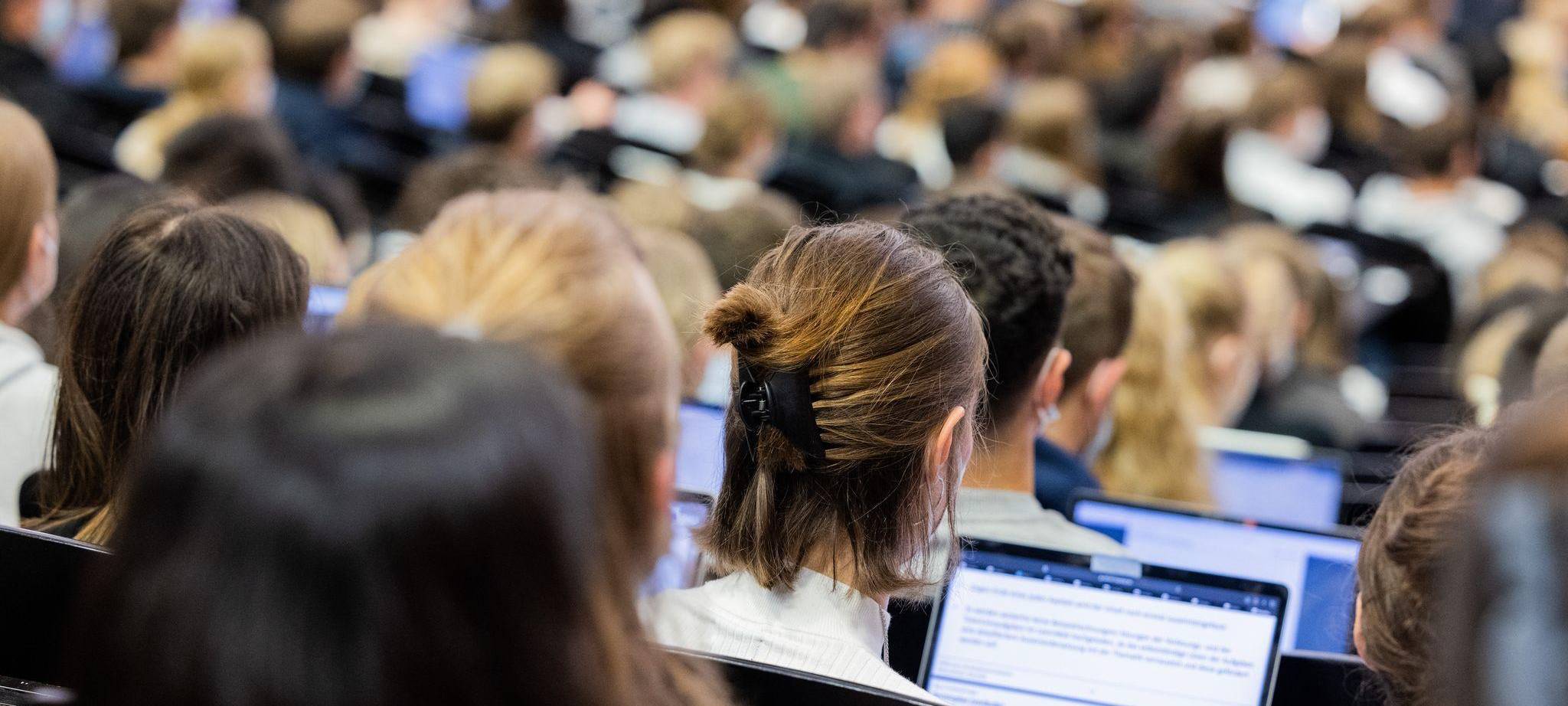 Studenten sitzen während einer Vorlesung in einem Hörsaal