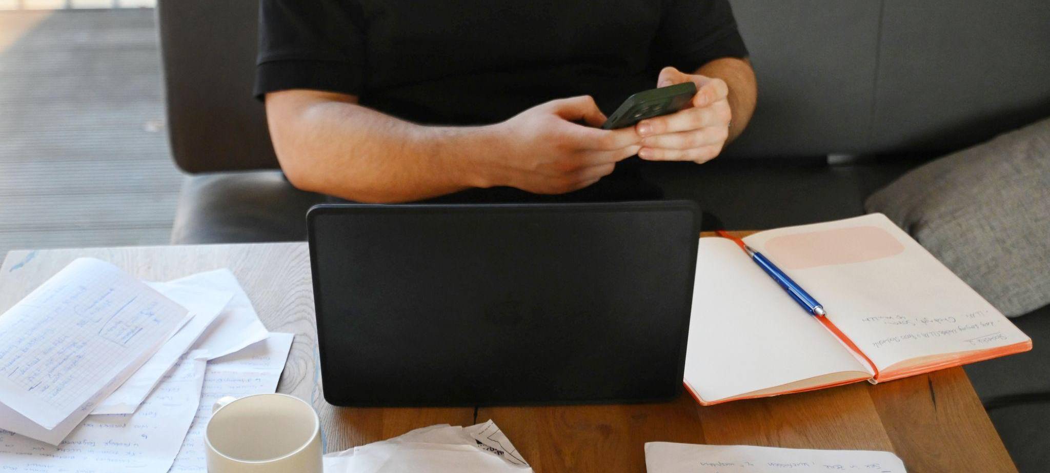 Eine Person arbeitet im Homeoffice