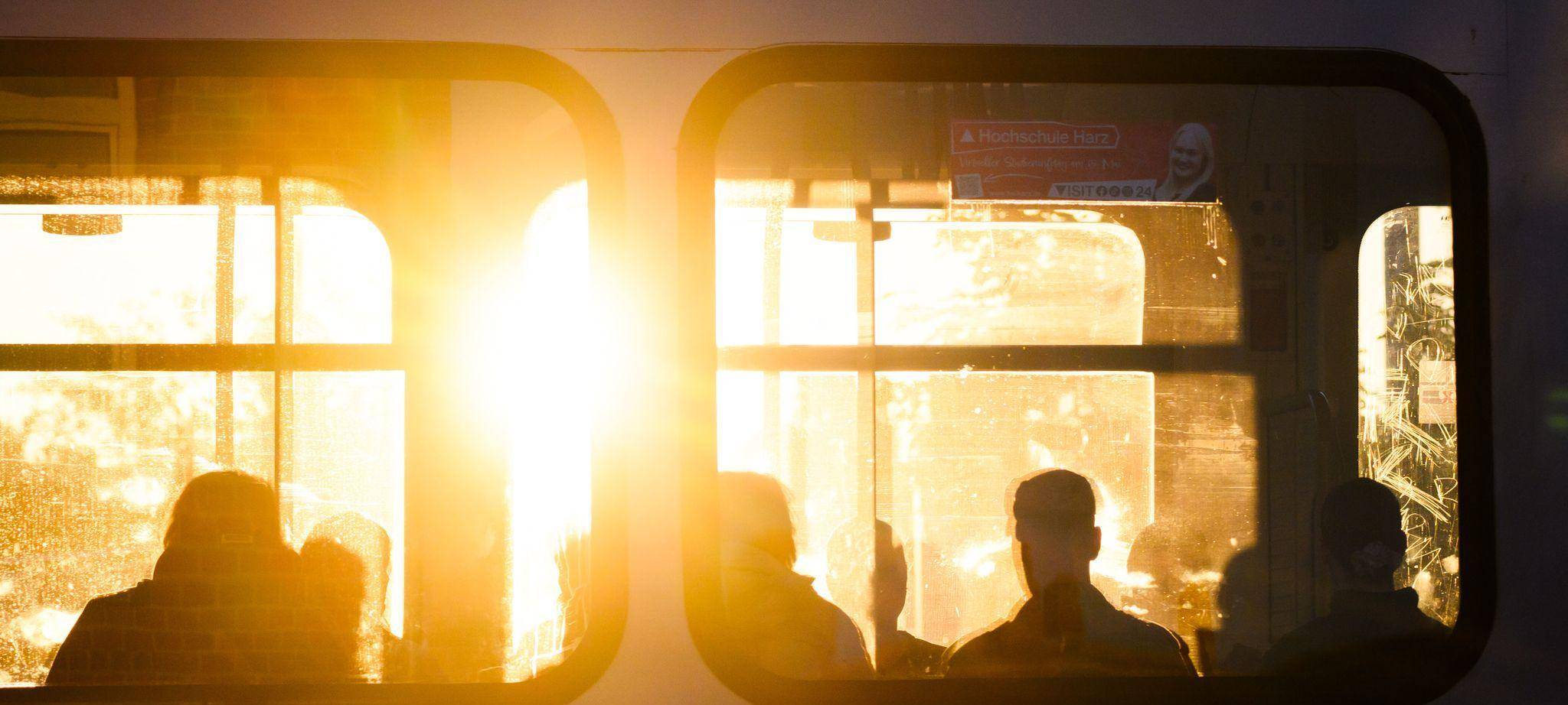 Fahrgäste sitzen in einer Stadtbahn