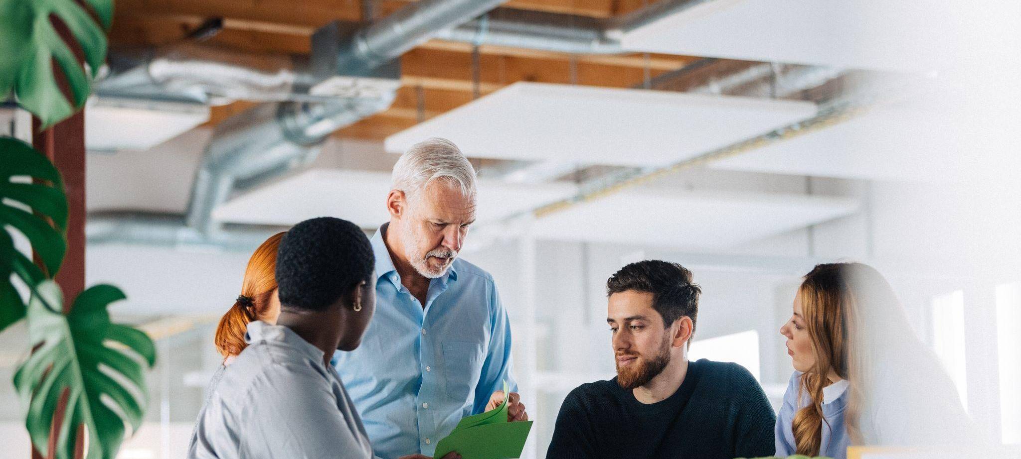 Kollegen verteilen Aufgaben untereinander