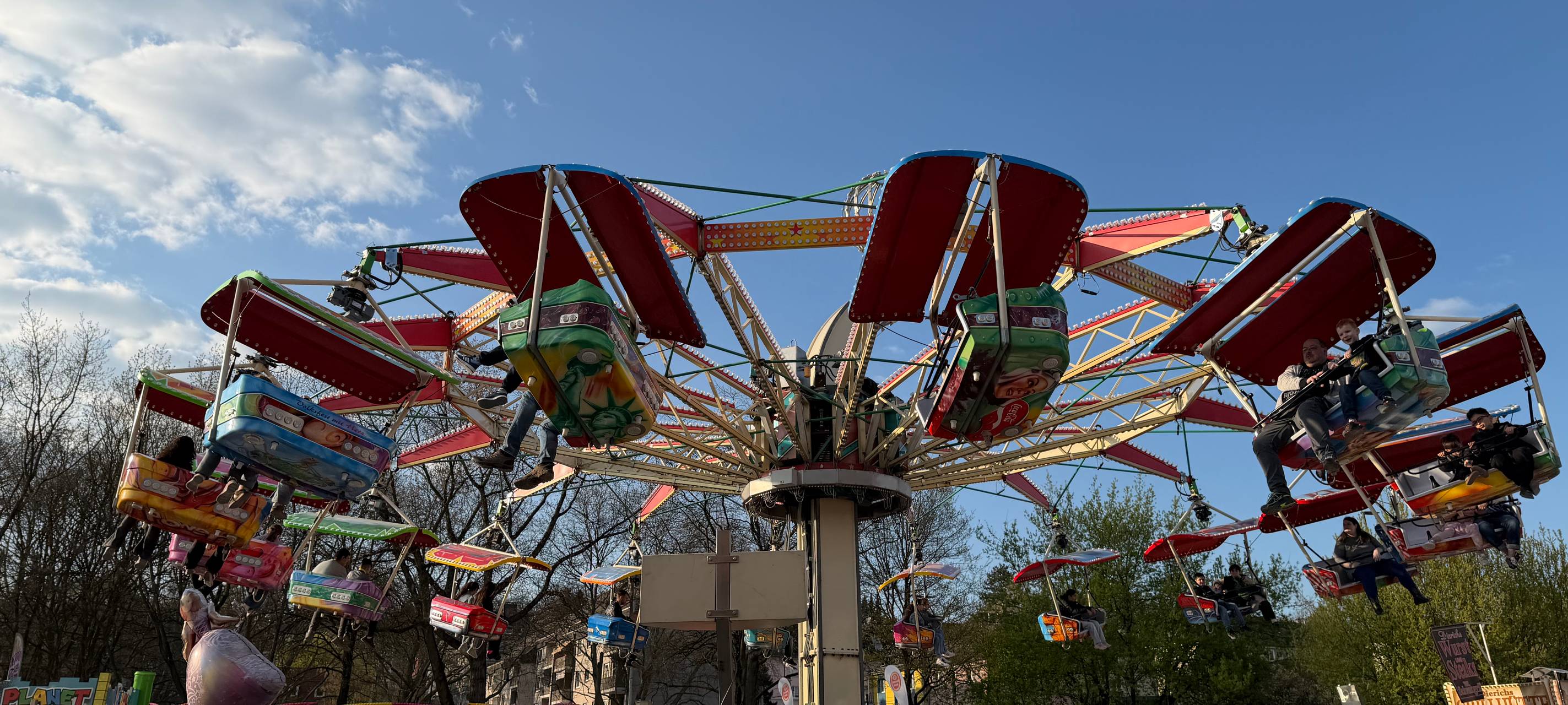 Clara testet die Frühjahrkirmes in Solingen