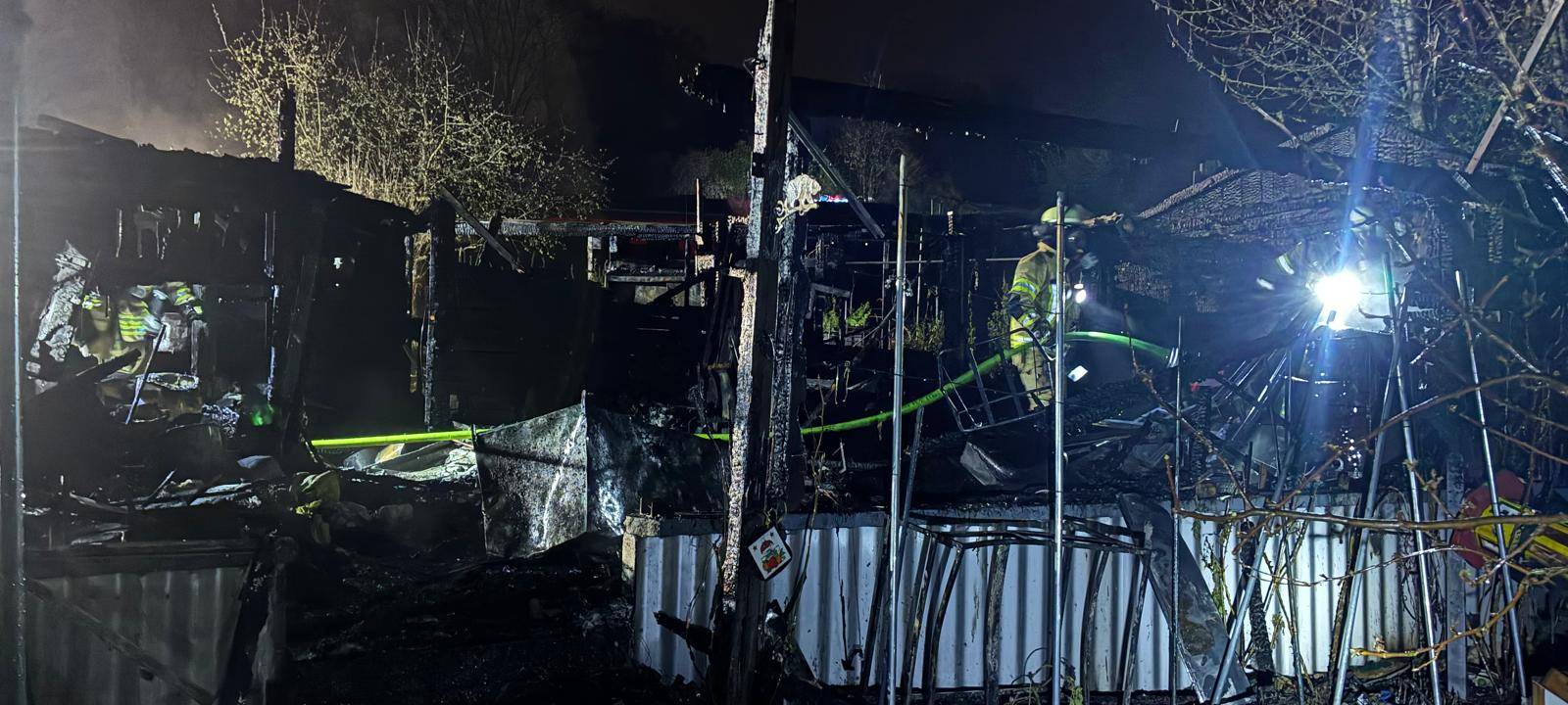 Gartenlaube in Remscheider Kleingartenanlage in Flammen