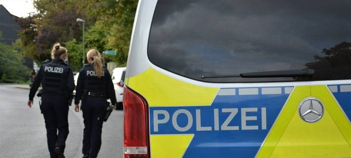 Symbolbild Streifenwagen mit Polizistinnen