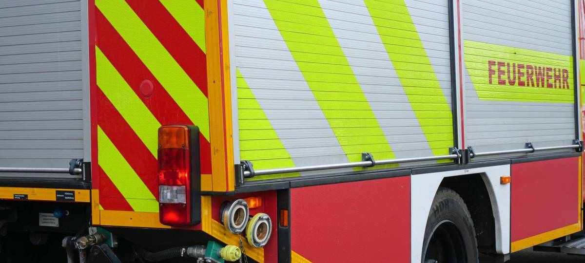 Stadtgrenze zu Solingen: Unkrautbrenner verursacht Großbrand