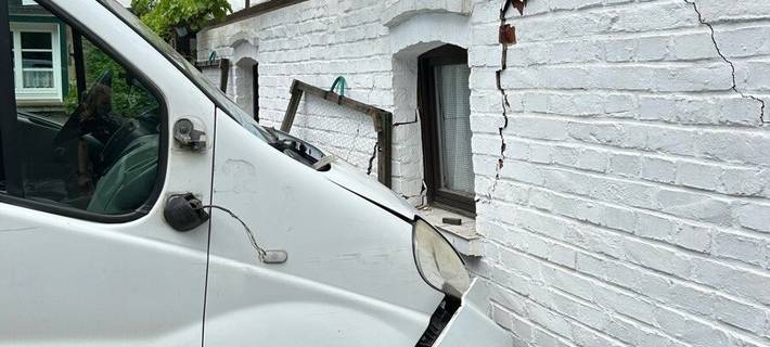 Lieferwagen kracht gegen Hauswand
