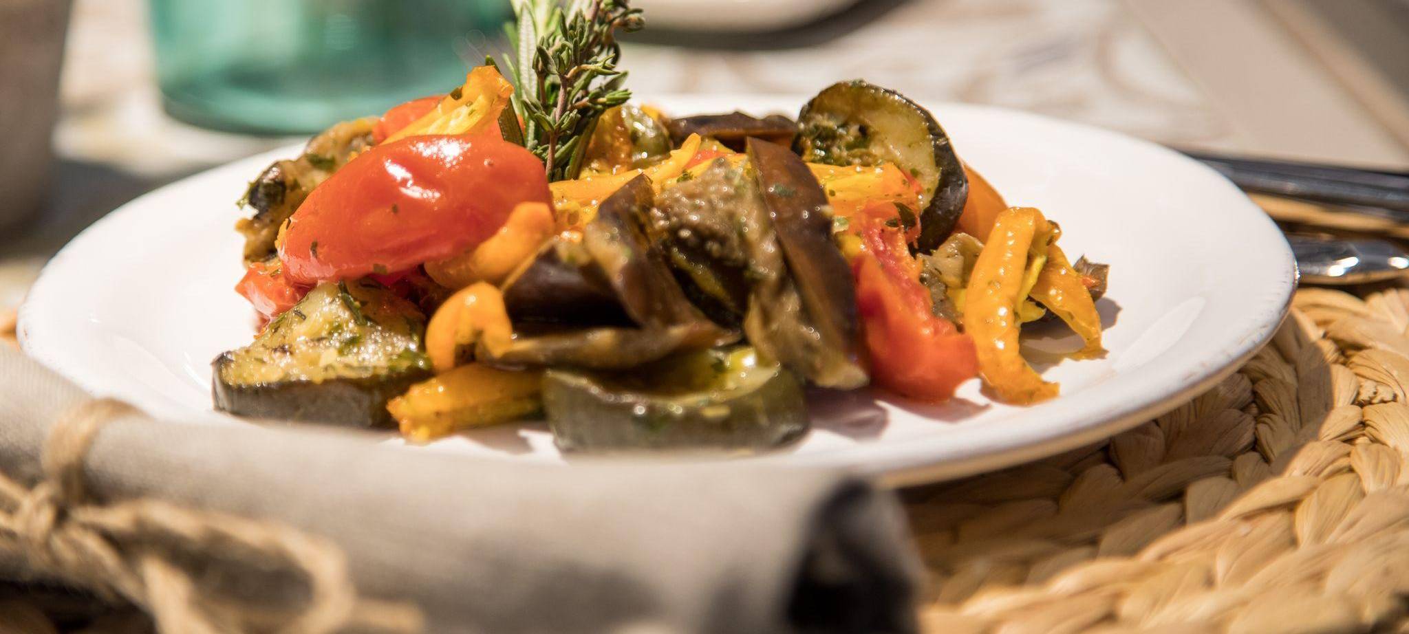 Teller mit Antipasti