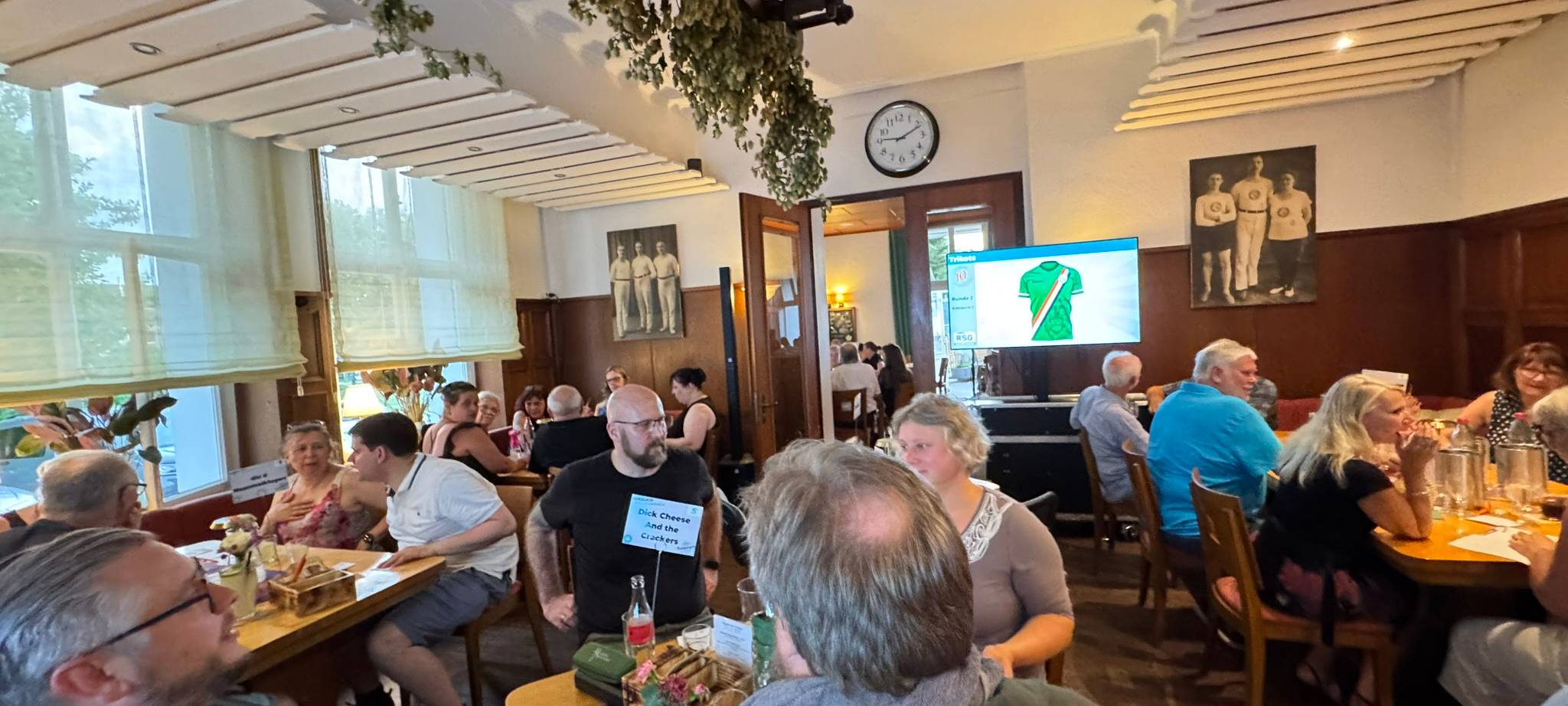 "Der bunte Haufen" gewinnt zum 2. Mal das Kneipenquiz