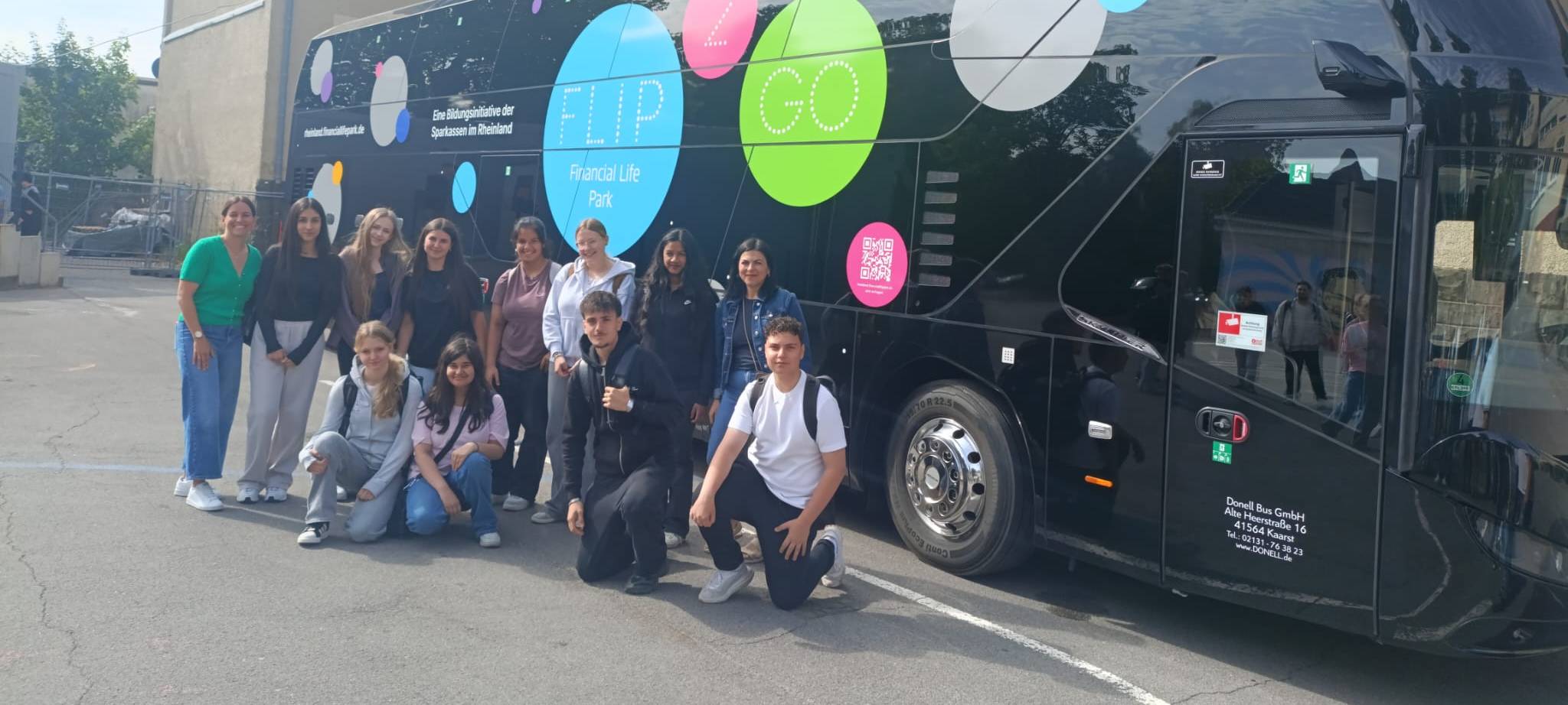 Finanz-Wissen für Schüler im FLiP2Go-Bus