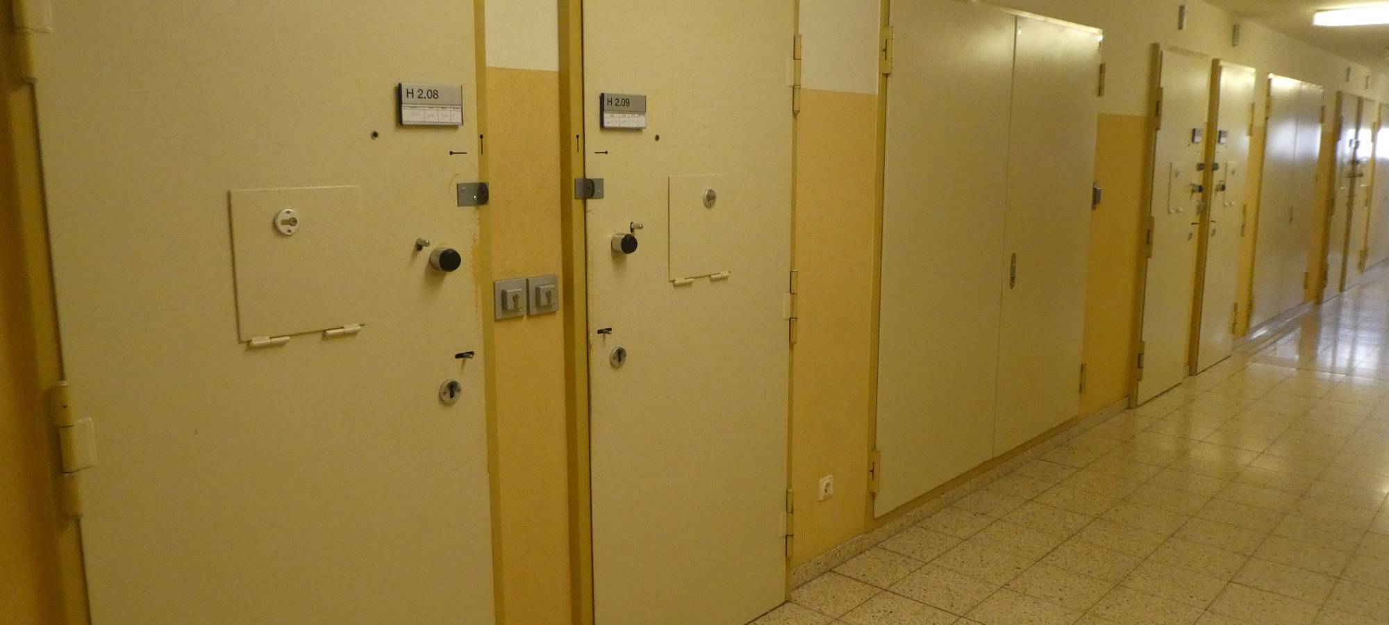 Knast live: Muskel-Spiele im Offenen Vollzug - Zwischen Hantelbank und Holzklötzen