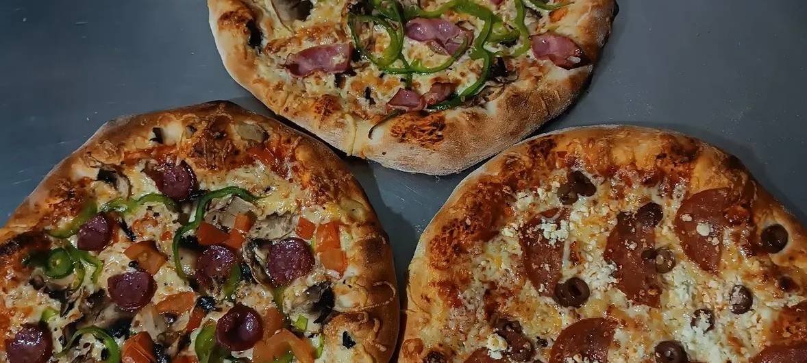 Schwarze Pizza und britische Teekultur - neue Restaurants im RSG-Land