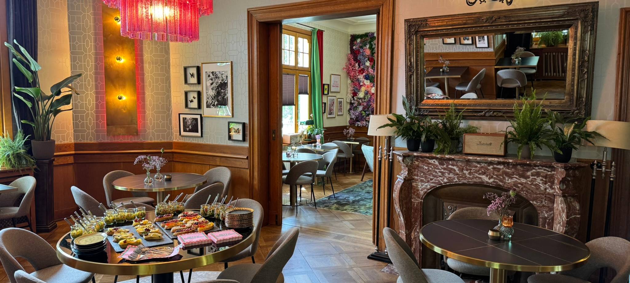 Schwarze Pizza und britische Teekultur - neue Restaurants im RSG-Land