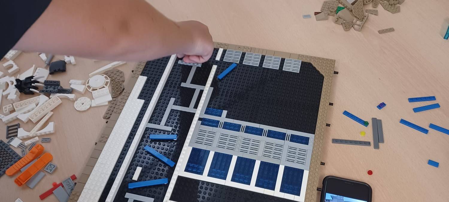 Hier entsteht ein Lego-Mosaik: Sommerferien-Workshop in Solingen