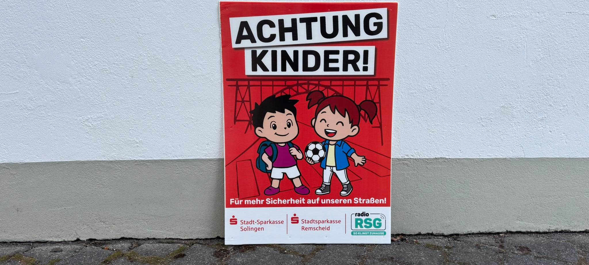 "Achtung Kinder"-Plakate in Remscheid und Solingen aufhängen