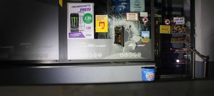 Loch in der Fensterscheibe der Tankstelle in Bergisch Gladbach-Schildgen