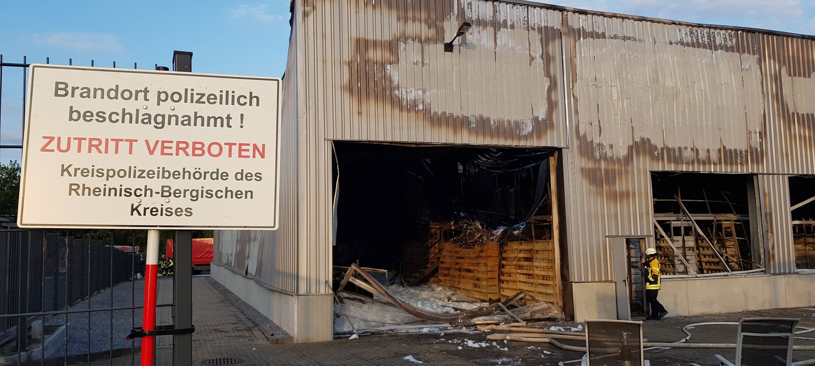 Großbrand in Burscheid: Polizei beschlagnahmt abgebrannte Halle