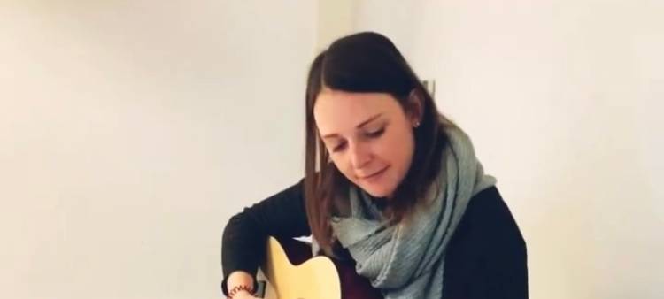 Lockdown-Challenge: Lisa lernt Gitarre