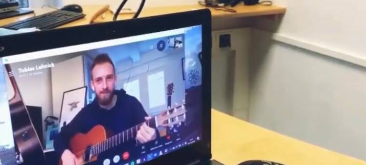 Lockdown-Challenge: Lisa lernt Gitarre