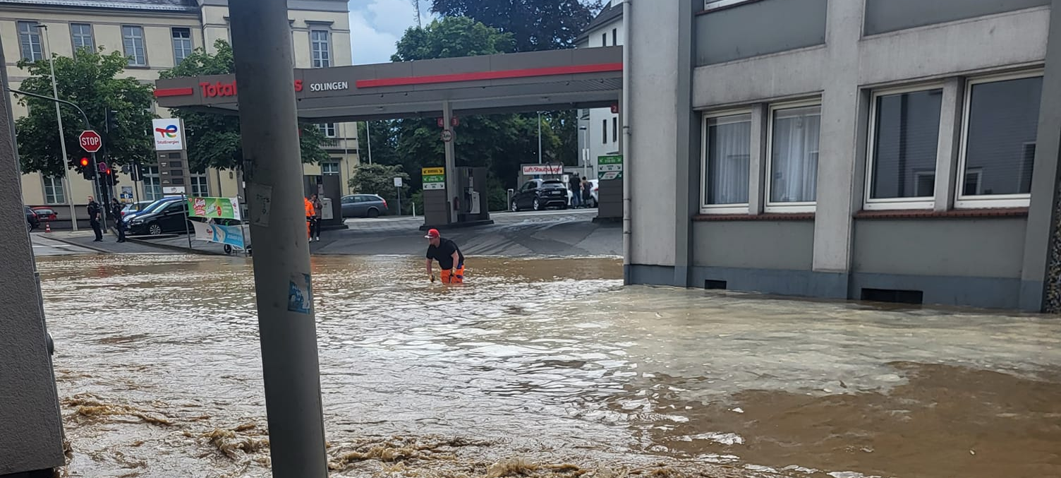 Wasserrohrbruch auf der Oststraße in Solingen